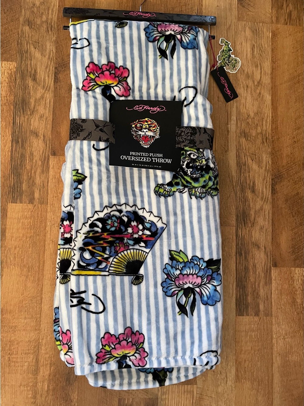 Ed Hardy Japanese Foo Dog Plush Throw with Floral and Fan Motifs - Picture 3 of 4